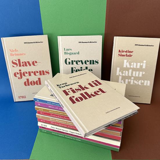 Stakke af bøger i serien 100 Danmarkshistorier