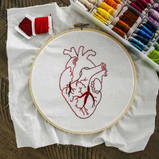 Et broderi af et anatomisk korrekt hjerte