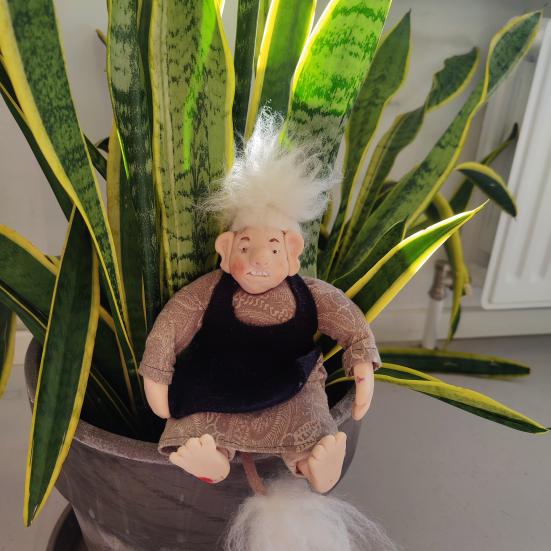 Lille Fimo-ler trold gemmer sig i en plante