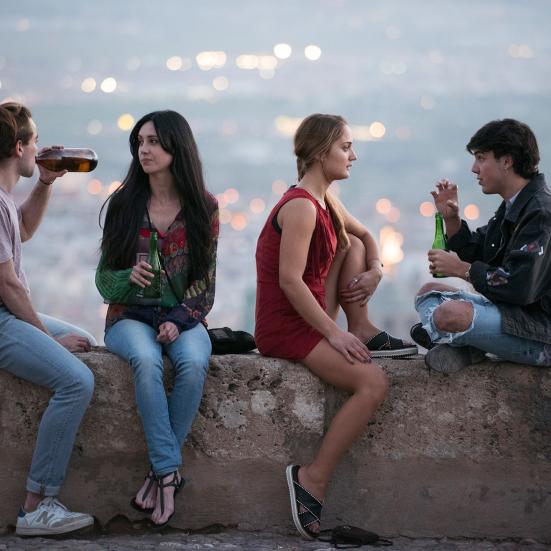 fire unge nyder udsigten over Granada