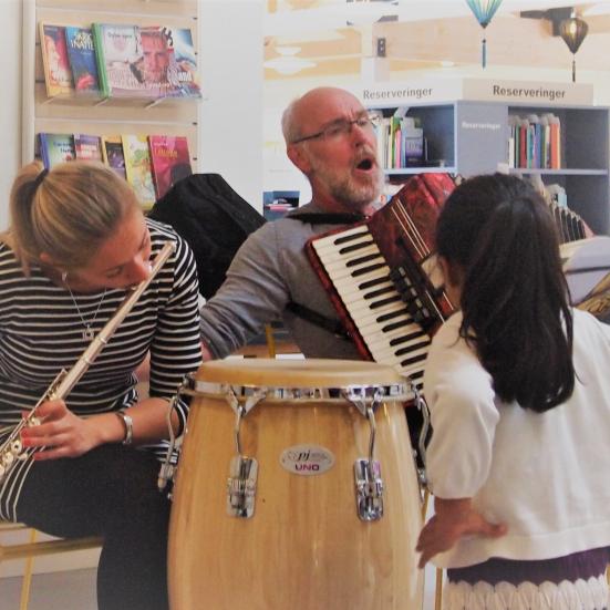 Nina og Ole spiller musik for børn