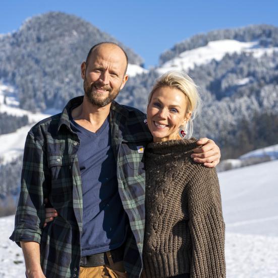 Portrætfoto af Lene og Anders Beier med de Østriske bjerge i baggrunden