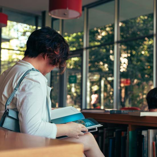 Kvinder læser på et bibliotek