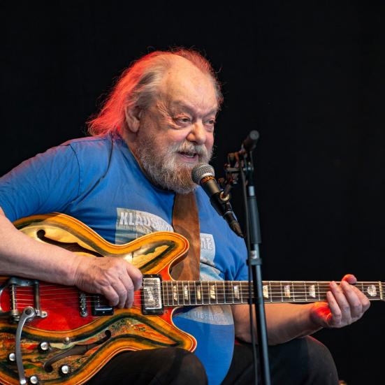 Stig Møller på scenen med sin guitar