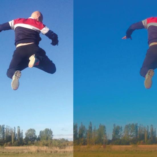 En mand springer højt og er fanget af kameraet mens han er i luften