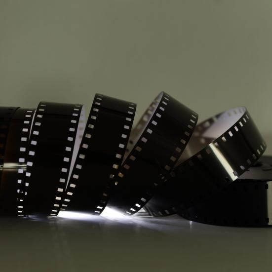 filmrulle på et bord