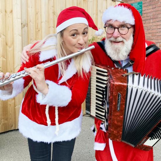 Nina og Ole med nissehuer og instrumenter