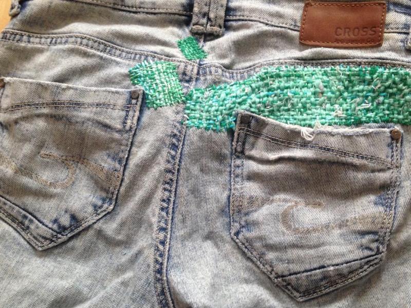 Et par jeans med visible mending