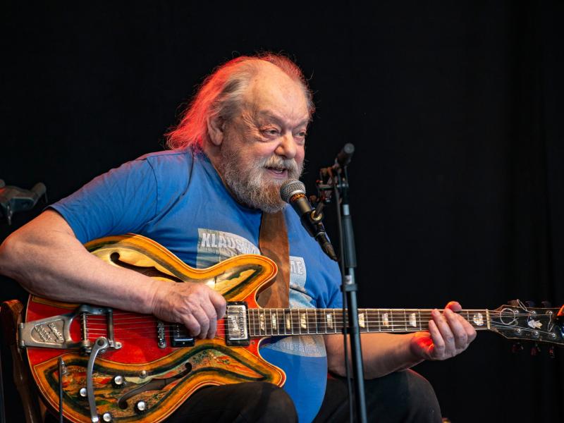 Stig Møller på scenen med sin guitar