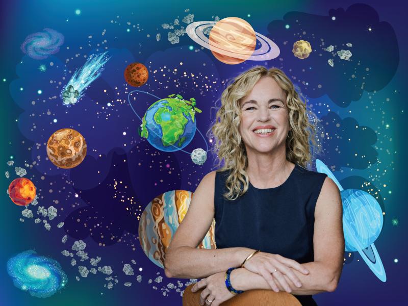 Astrofysisker står foran et tegnet univers og smiler