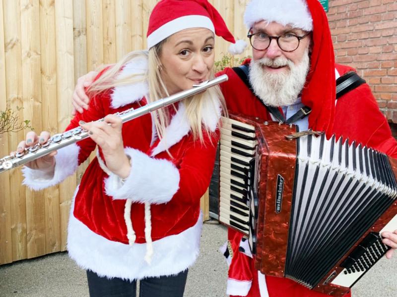 Nina og Ole med nissehuer og instrumenter