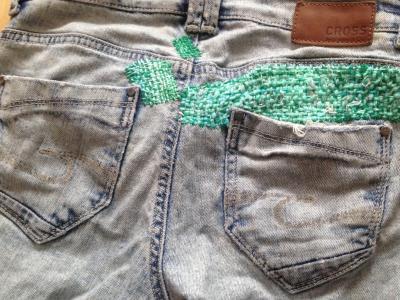 Et par jeans med visible mending