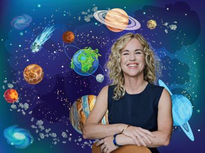 Astrofysisker står foran et tegnet univers og smiler