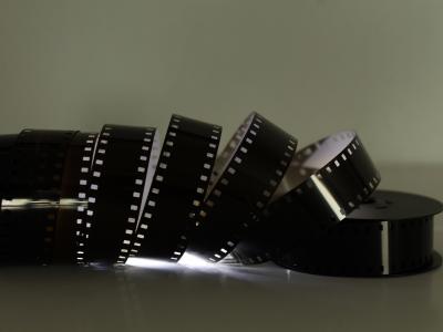 filmrulle på et bord