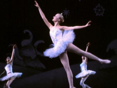 Balletdanser rækker mod et snefnug