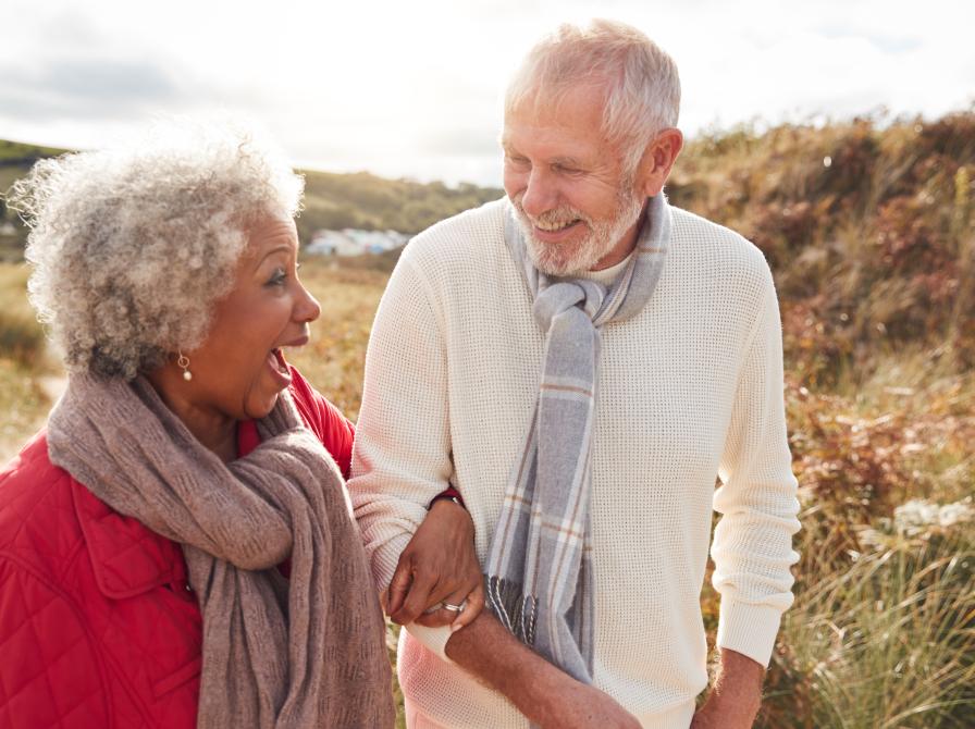 To glade seniorer i naturen