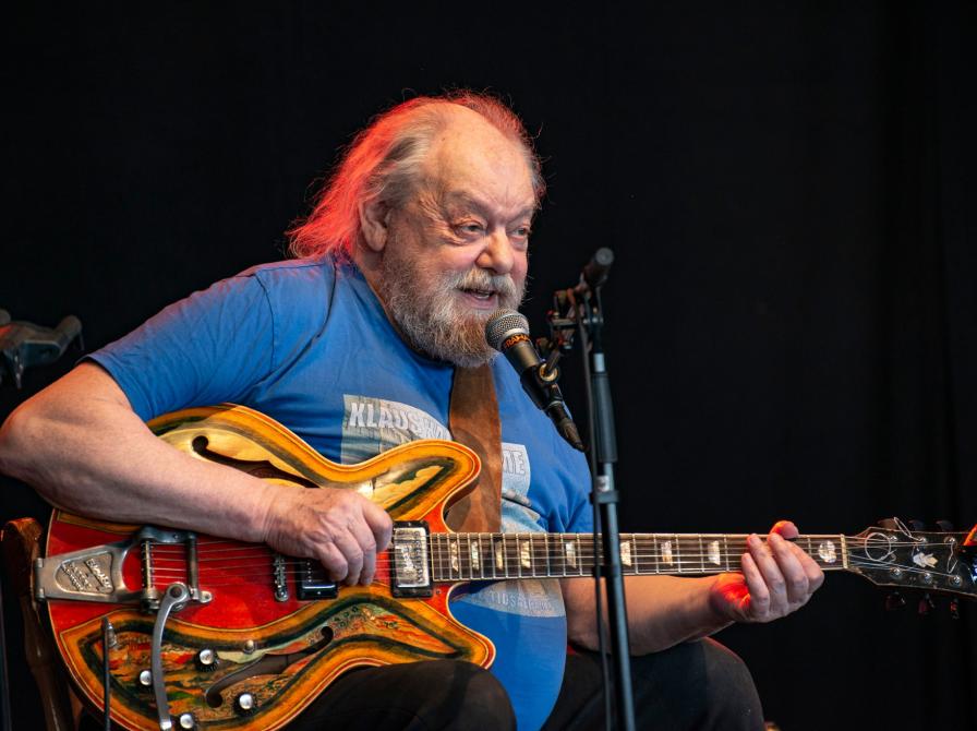 Stig Møller på scenen med sin guitar