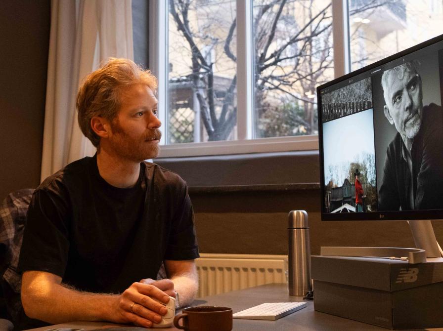 Andreas Vinther arbejder med sin kunst ved computeren