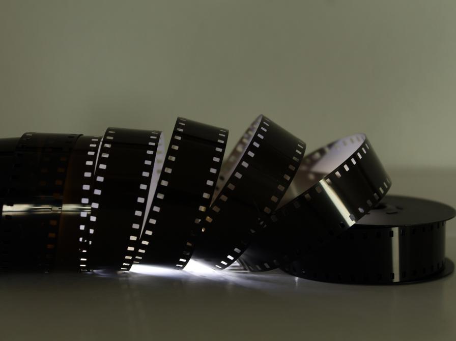 filmrulle på et bord